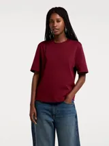 Camiseta básica de manga corta con cuello redondo acanalado, confeccionada en tejido de algodón de corte holgado.