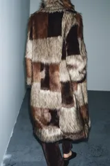 Abrigo largo de Zara Woman Collection con diseño patchwork de pelo sintético en tonos marrones. Presenta cuello de solapa, manga larga, cierre frontal y bolsillos delanteros.