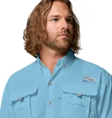 Camisa de manga corta Columbia modelo Bahama II S/S Shirt, color celeste, de ajuste relajado y tejido de nailon de secado rápido. Cuenta con cuello abotonado, bolsillos frontales con solapa, presilla para caña de pescar y ventilación en la espalda con forro de malla.