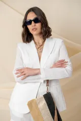 Blazer blanco de lino, corte clásico, con solapas de muesca, cierre frontal con un botón forrado y bolsillos ojal.