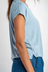 Remera celeste de punto canalé, corte holgado y mangas cortas.