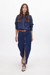 Camisa de jean celeste con botones metálicos envejecidos, manga larga y bolsillo en el pecho.