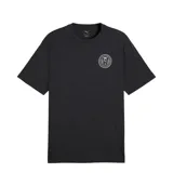 Remera Puma Graphics Relaxed Badge Tee de color negro, de manga corta y corte relajado, con un pequeño parche estampado en el pecho.