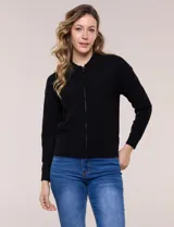 Cardigan tejido con cierre frontal de la marca Rio & Rian, color negro, con cuello polo y cremallera metálica completa. Confeccionado en tejido de punto con textura labrada en relieve en el frente y mangas, con mangas largas y puños acanalados.