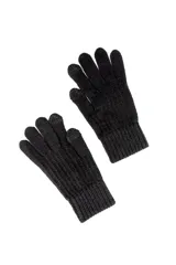 Guantes de punto beige con diseño de ochos y detalles en color verde claro en las puntas de los dedos pulgar e índice.