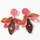Caravanas colgantes con diseño floral compuesto por múltiples pétalos de resina en tonos rosados, naranjas y marrones, unidos a un disco superior circular.