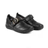 Zapato bajo de cuero negro con diseño artesanal, hebilla lateral metálica dorada y costuras decorativas.