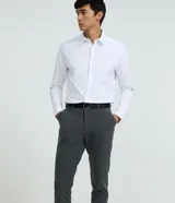 Pantalón slim masculino de corte ajustado, color negro, con cierre frontal y trabillas en la cintura.