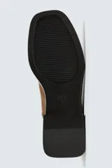 Bota de media caña fabricada en piel con acabado serraje color marrón. Presenta horma cuadrada, pespuntes decorativos en el empeine, cierre mediante cremallera lateral y suela a contraste con tacón bajo.