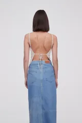 Top de punto acanalado color beige, con breteles finos, escote cuadrado y ajuste al cuerpo.