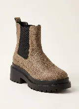 Bota estilo Chelsea de cuero con textura craquelada, cuenta con paneles elásticos laterales y suela de plataforma dentada.