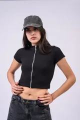 Crop top de morley color blanco, de manga corta, con cuello alto y cierre frontal metálico completo. Diseño ajustado al cuerpo.