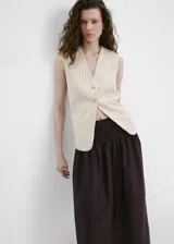 Falda midi color marrón oscuro con cintura elástica fruncida y silueta evasé.