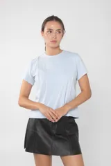 Remera celeste de manga corta con costuras verticales en el frente.