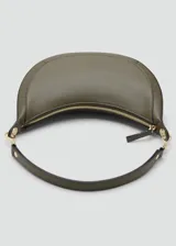 Cartera tipo hobo de diseño ovalado en color verde militar, con asa corta de hombro ajustable, herrajes metálicos dorados y cierre de cremallera superior.