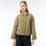Chaqueta acolchada de color verde militar con diseño de rombos, cuello camisero y cierre frontal con botones a presión metálicos.