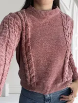 Sweater rosado de tejido de punto con cuello alto y mangas largas con diseño de trenzas.