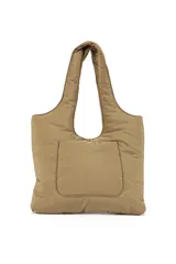 Bolso shopper color canela, con bolsillo frontal y doble asa de hombro.