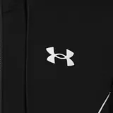 Conjunto deportivo Under Armour negro con detalles en blanco, compuesto por campera con capucha y cierre frontal, y pantalón con cintura elástica y cordón ajustable. Ambos con logo de la marca en blanco.
