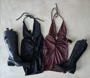 Vestido corto con escote halter y frunce en el centro, disponible en color negro y borgoña.