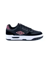 Championes urbanos Umbro modelo Milo-Bold, color negro con detalles en rosa. Presentan una combinación de materiales sintéticos y gamuza, con el logo de la marca en el lateral y una suela de plataforma blanca con relieve.