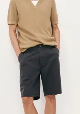 Bermuda de corte chino color gris oscuro, con cierre de botón y cremallera, bolsillos laterales y traseros.