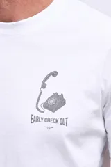 Remera de hombre color beige con estampado frontal de un llavero con la frase "Early Check Out".