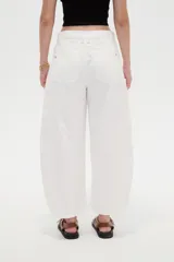 Pantalón de jean blanco de tiro medio, con diseño de silueta barrel, bolsillos clásicos y costuras con pinzas decorativas en la zona de las rodillas.