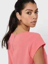 Camiseta básica negra de manga corta, con cuello redondo y diseño de espalda más larga.