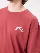 Remera de manga corta color blanco, con cuello redondo y logo de la marca Rusty estampado en pequeño en el pecho. Presenta un corte regular fit.