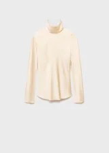 Camisa satinada de color blanco marfil, con diseño recto, cuello alto y manga larga.