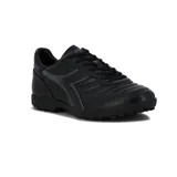 Championes de fútbol Diadora modelo Goal TF, color negro, con suela diseñada para césped sintético y diseño acolchado en la puntera.