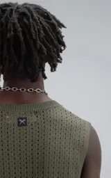 Sudadera sin mangas color verde militar, con cuello redondo y tejido de punto calado.