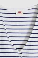 Remera de canalé a rayas horizontales blancas y azul marino, de manga corta, con escote en V y cierre frontal con botones.