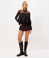 Blusa strapless de sat&eacute;n color negro, con dise&ntilde;o drapeado en el busto y corte abullonado en el ruedo.