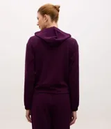 Campera deportiva de corte regular confeccionada en modal, con cierre frontal por cremallera, capucha con cordón ajustable, mangas largas con puños elásticos y bolsillos laterales.