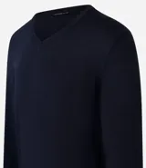 Suéter azul marino de viscosa con cuello en V y mangas largas.