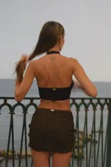 Top halter negro de tejido dryfit, apto para agua.