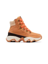 Bota de caña alta color marrón claro, con cordones naranjas y suela gruesa blanca con detalles en marrón.