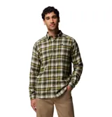 Camisa de franela de manga larga Columbia modelo Cornell Woods, con diseño a cuadros en tonos verde, amarillo y blanco. Cuenta con cuello clásico, cierre frontal con botones y un bolsillo en el pecho con parche de la marca.