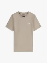 Remera de manga corta y cuello redondo en color caqui, confeccionada en puro algodón, con sutil logo bordado en el pecho y etiqueta distintiva en la manga.