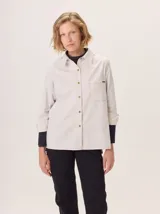 Camisa de corte clásico con frente en color beige, mangas con puños en contraste color negro y espalda con estampado animal print. Presenta cuello camisero, cierre frontal con botones y bolsillo en el pecho.