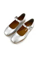 Zapato tipo Mary Jane plateado, 100% de cuero, con capellada, forro y plantilla de cuero. Ajuste con hebilla.