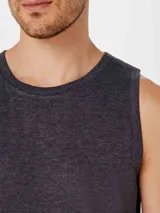 Musculosa blanca de corte recto y cuello redondo.