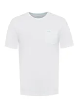 Remera de algodón orgánico color blanco, de corte regular, con cuello redondo, mangas cortas y bolsillo frontal en el pecho con el logo de la marca bordado en contraste.