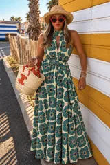 Vestido largo solera de diseño amplio y fresco, con cuello halter y estampado floral en tonos azules, verdes y amarillos sobre base beige.