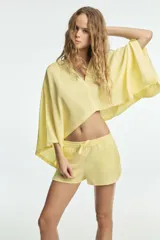 Shorts de tiro bajo confeccionado en lino, con cintura elástica ajustable mediante cordones y aberturas laterales en el bajo.