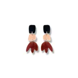 Aros colgantes con piezas geométricas de acrílico en color negro, nude y bordó.