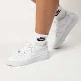 Championes Nike Air Force 1 de corte bajo, color blanco total, con diseño clásico de cuero, perforaciones en la puntera para mayor ventilación y suela de goma con unidad de aire encapsulada.