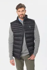 Chaleco capitoneado verde oscuro con diseño acolchado horizontal, cuello alto y cierre frontal completo.